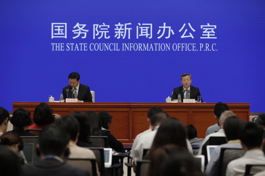 왕서우원(오른쪽) 중국 상무부 부부장 겸 국제무역협상 부대표가 2일(현지시간) 베이징에서 '중미 무역협상에 관한 중국의 입장'이라는 제목의 백서를 발표하는 기자회견을 하고 있다. 백서는 미중 무역협상이 깨진 것은 미국이 이랬다저랬다 하며 협상에 진지하게 임하지 않았기 때문이라고 비판했다.  EPA=연합뉴스